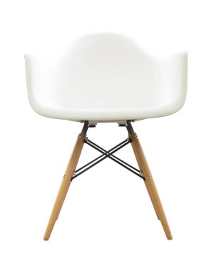 ahşap rahat sandalye üzerinde beyaz izole 