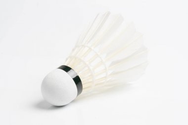 Beyaz üzerinde raketle 