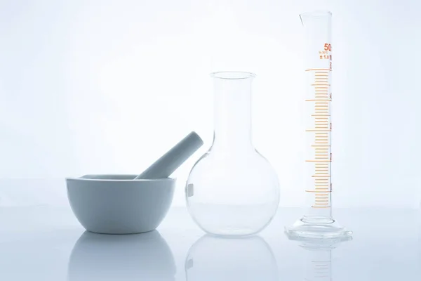 Різні лабораторні скляні посуд і з відображенням — стокове фото
