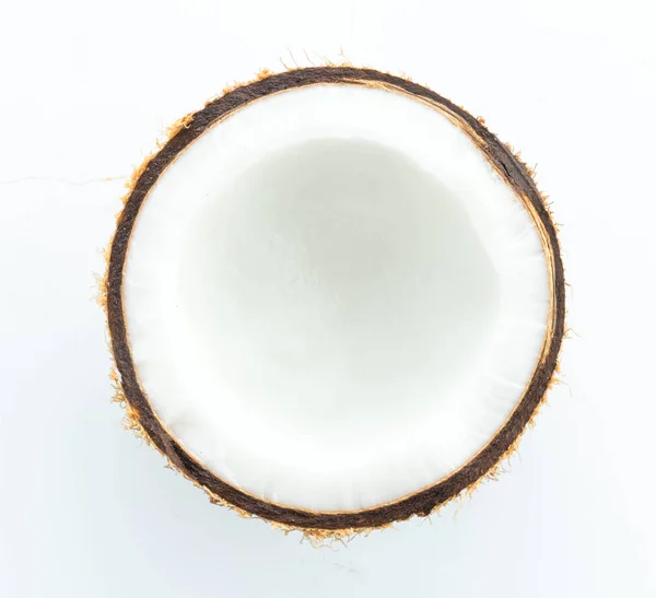 Halbe Kokosnuss von oben isoliert auf weiß — Stockfoto
