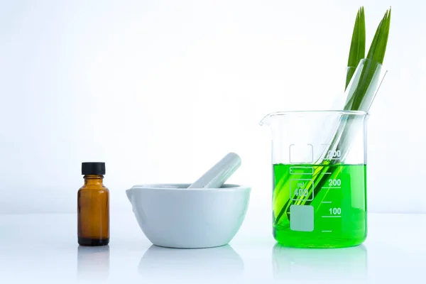 Рослинна медицина натуральний органічний і науковий скляний посуд — стокове фото