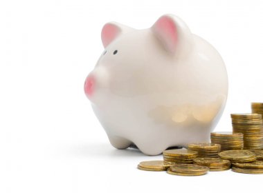 pembe kumbara ve izole paralar