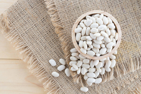 белая фасоль в деревянной чашке
