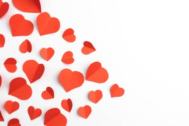 Beyaz izole kırmızı kağıt Kalpler