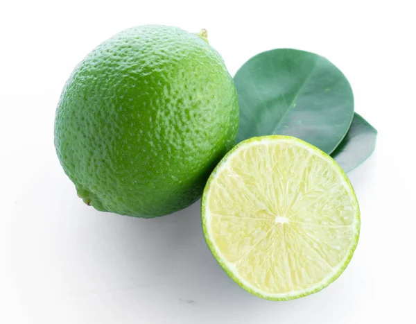 Fruta de lima con medio aislado sobre blanco — Foto de Stock