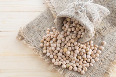 Kenevir çuval üzerinde güzel nohut