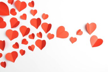 Beyaz izole kırmızı kağıt Kalpler