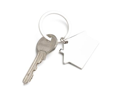 evin anahtarı üzerinde beyaz izole 