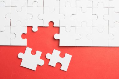 Yapboz görevi tamamlamak için son parçası koymak