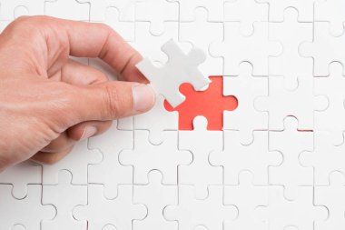 Yapboz görevi tamamlamak için son parçası koymak