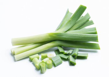 beyaz izole genç-yeşil sarımsak