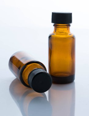 beyaz izole kahverengi şişe göz damlalık 