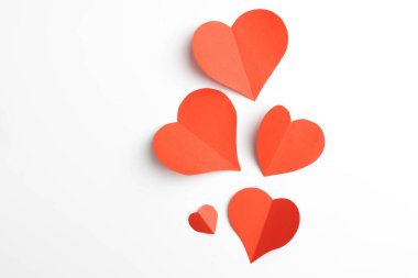 Beyaz izole kırmızı kağıt Kalpler