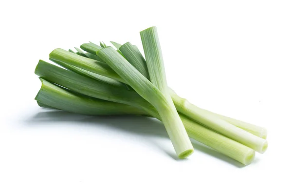 Young zelený česnek izolované na bílém — Stock fotografie