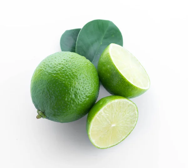 Limettenfrüchte mit einer Hälfte isoliert auf weiß — Stockfoto