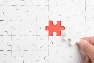 Yapboz görevi tamamlamak için son parçası koymak