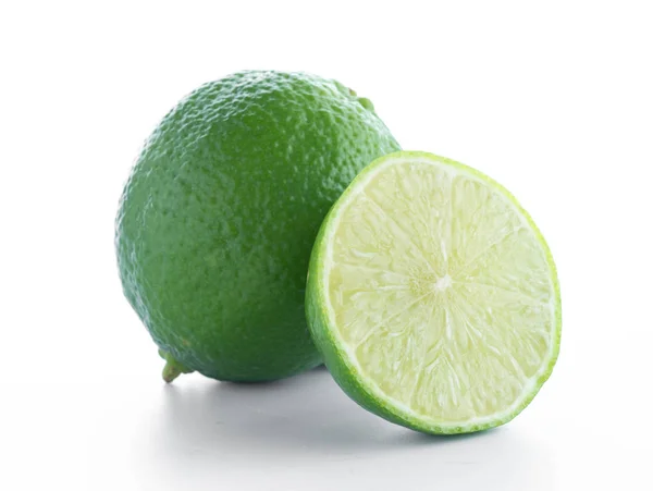 Lime frukt med ett halvt isolerad på vit — Stockfoto