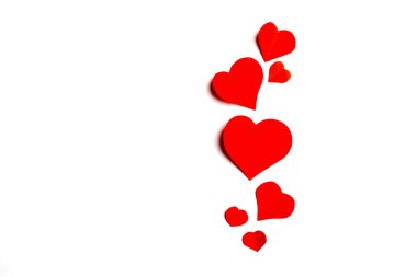 Beyaz izole kırmızı kağıt Kalpler