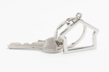 evin anahtarı üzerinde beyaz izole 