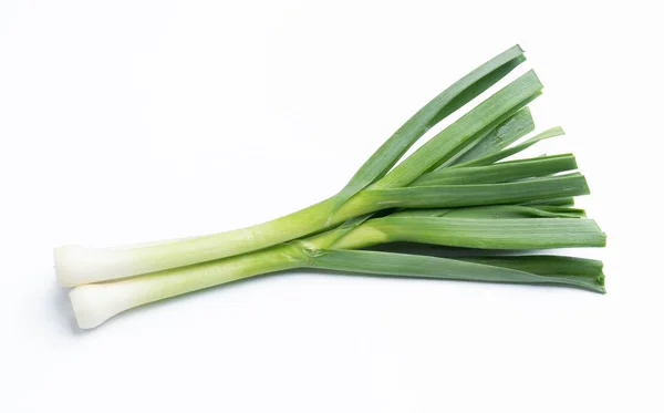 Jung-grüner Knoblauch isoliert auf weißem — Stockfoto