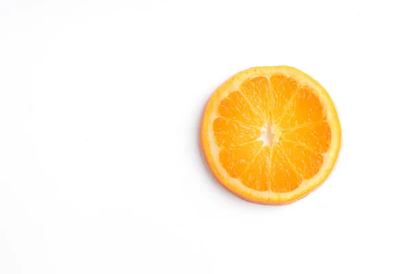 Rebanada redonda de fruta naranja aislada en blanco — Foto de Stock