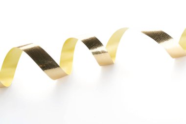 Altın şerit izole üzerinde beyaz rulo