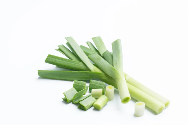 Jung-grüner Knoblauch isoliert auf weißem — Stockfoto