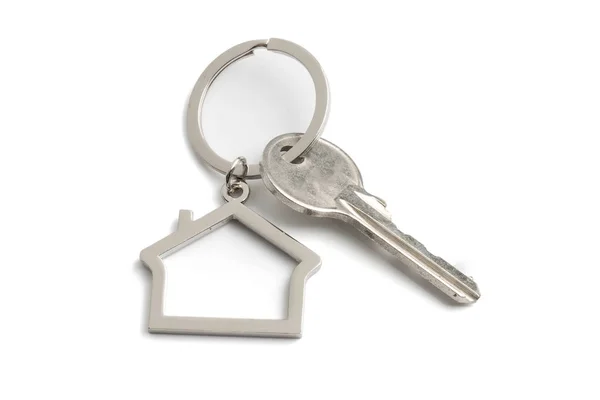 Ключ от дома изолирован на белом — стоковое фото