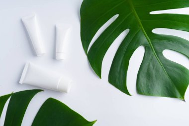 Güzel doğal kozmetik ve ışık yapraklarda