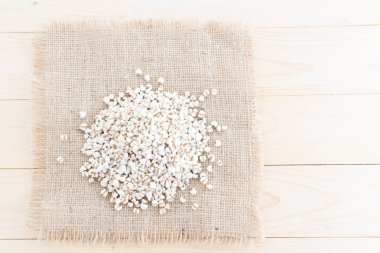 Grup darı bir çuval üzerinde 