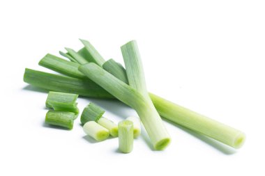 beyaz izole genç-yeşil sarımsak