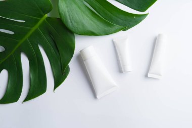 Güzel doğal kozmetik ve ışık yapraklarda