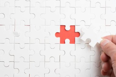 Yapboz görevi tamamlamak için son parçası koymak