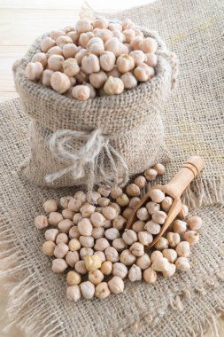 Kenevir çuval üzerinde güzel nohut