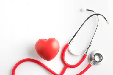 Kırmızı kalp ve izole bir stetoskop