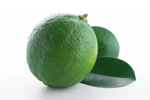 Limão fresco isolado sobre branco — Fotografia de Stock