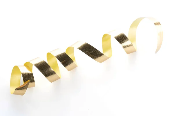 Goldene Schleifenrolle isoliert auf weiß — Stockfoto
