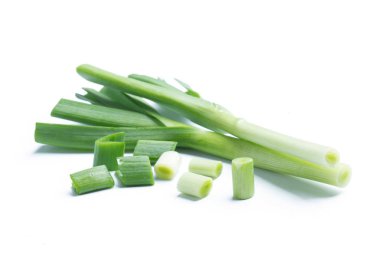 beyaz izole genç-yeşil sarımsak