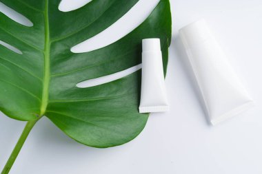 Güzel doğal kozmetik ve ışık yapraklarda
