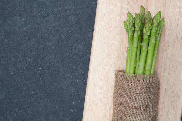 Bouquet d'asperges sur le bois à couper — Photo