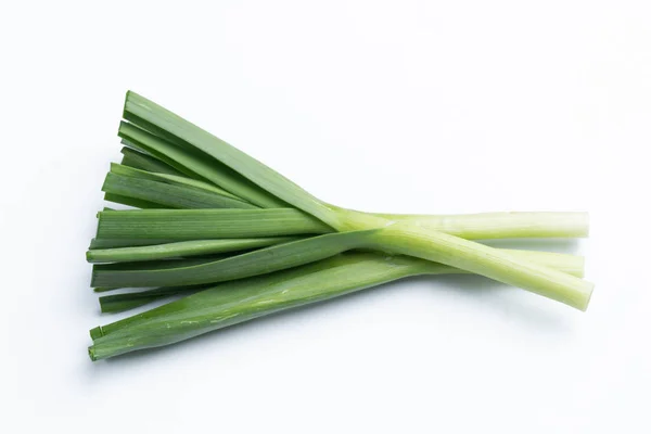 Ajo verde joven aislado sobre blanco — Foto de Stock