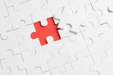 Yapboz görevi tamamlamak için son parçası koymak