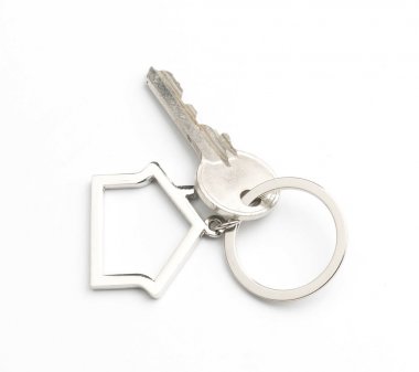 evin anahtarı üzerinde beyaz izole 