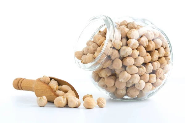 Garbanzos en frascos de vidrio aislados — Foto de Stock