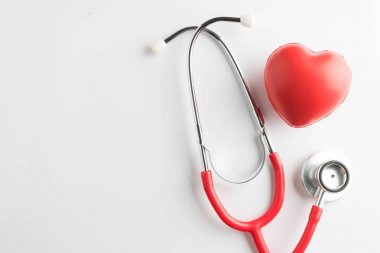 Kırmızı kalp ve izole bir stetoskop