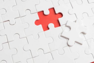 Yapboz görevi tamamlamak için son parçası koymak