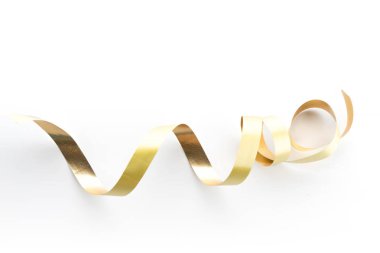 Altın şerit izole üzerinde beyaz rulo