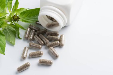 izole şişeden dökülmesini ot kapsül