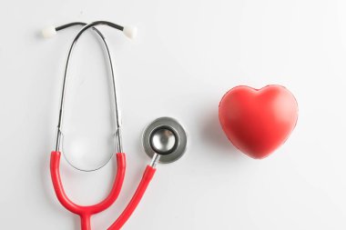 Kırmızı kalp ve izole bir stetoskop