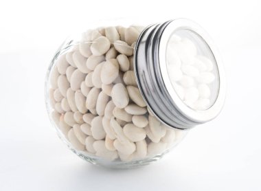 Beyaz bir arka plan üzerinde izole cam şişe üzerinde beyaz fasulye